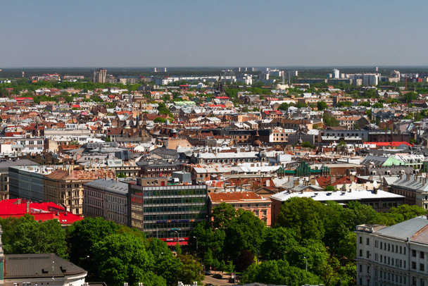 Widok z lotu ptaka na nowoczesne europejskie miasto - Zdjęcie, obraz