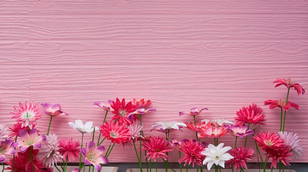 Пластикова квітка з рожевою стіною
 - Фото, зображення