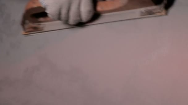 Egy férfi kéz a kesztyűben egy csiszoló szerszámot tart, és egy fémrészből matt felületet készít. Villogó piros-kék rendőrlámpák. Autó javítás baleset után. Videó valódi hanggal és zajjal. - Felvétel, videó