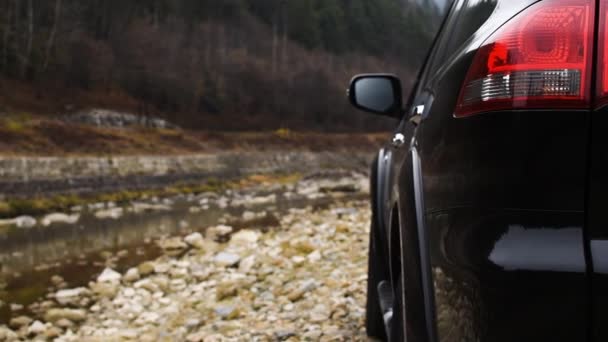SUV negro preparándose para cruzar un río de montaña
 - Imágenes, Vídeo
