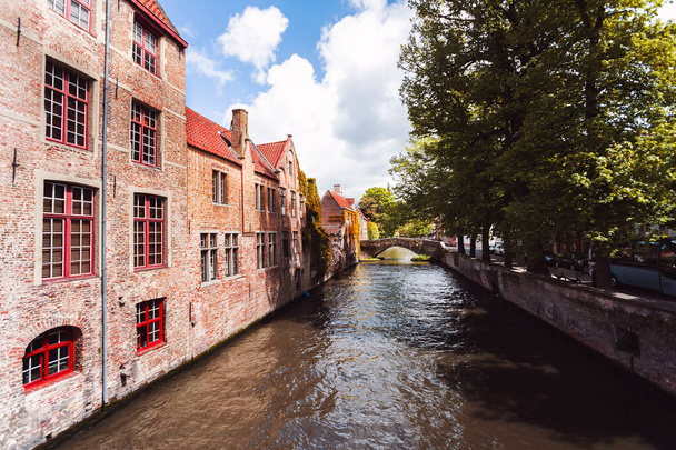Kilátás az egyik a sok gyönyörű utcák Bruges, Belgium - Fotó, kép