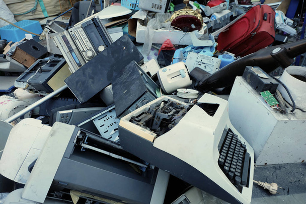 Hromada elektronického odpadu, počítačového vybavení a elektronových mikročipů, palubní deska s tištěnými obvody, E-odpad je problém s environmentálními koncepty, které by měly být znovu použity a recyklovány - Fotografie, Obrázek