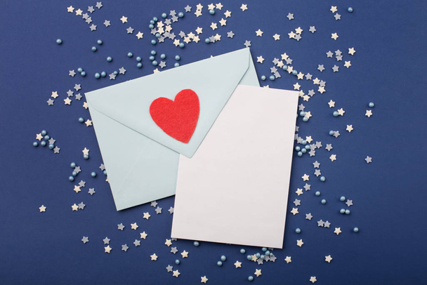 Άδεια κάρτα με μπλε φάκελο και κόκκινη καρδιά - Φωτογραφία, εικόνα