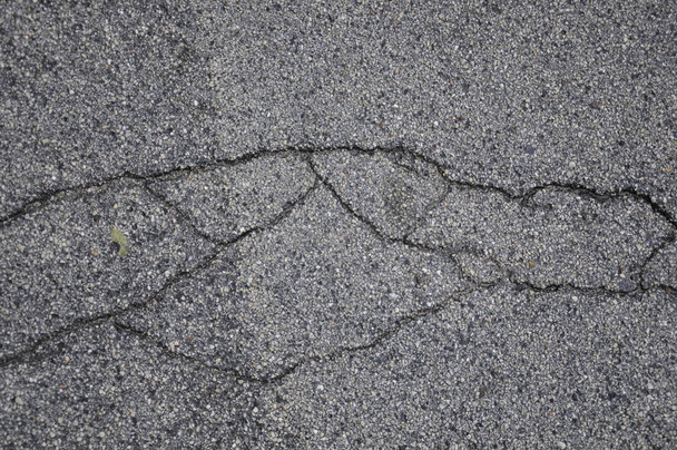 Doku di asfalto di strada cittadina crepato - Fotoğraf, Görsel