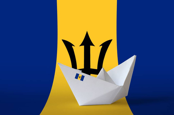 Barbados vlajka vyobrazena na papíře origami loď detailní up. Orientální ruční umělecký koncept - Fotografie, Obrázek
