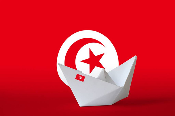 Прапор Тунісу зображений на кораблі з орігамі. Східне мистецтво ручної роботи - Фото, зображення