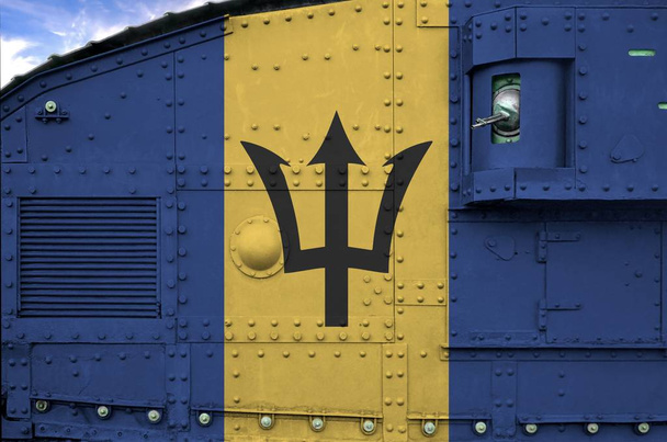 Bandiera Barbados raffigurata sulla parte laterale del carro armato militare da vicino. Esercito forze sfondo concettuale
 - Foto, immagini