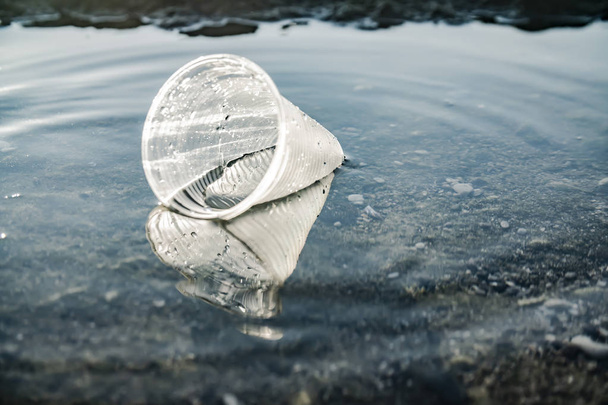 пластиковый мусор на поверхности моря как символ экологических проблем
 - Фото, изображение