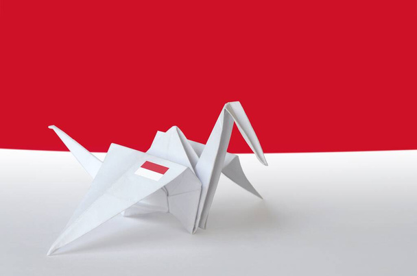 Bandeira de Mônaco retratada na asa do guindaste de origami de papel. Oriental artesanal artes conceito
 - Foto, Imagem