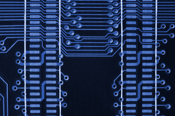 Close-up van gekleurde micro printplaat. Abstract technologie achtergrond. Computermechanisme in detail. fantoom klassieke blauwe kleur - Foto, afbeelding
