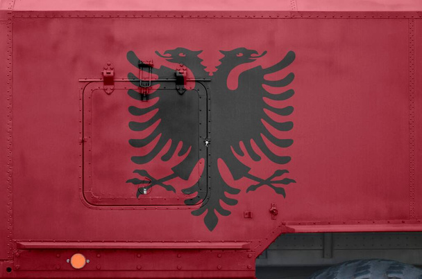 アルバニアの国旗は軍用装甲車の側面に描かれている。陸軍車両の概念的背景 - 写真・画像