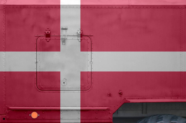 Флаг Дании изображён на боковой части военного бронированного грузовика вблизи. Концептуальный фон
 - Фото, изображение