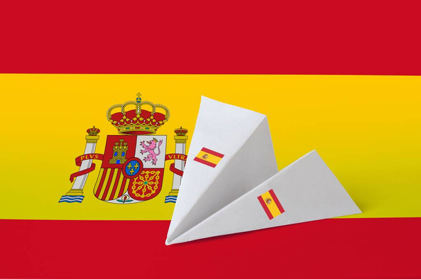 Σημαία Ισπανίας απεικονίζεται σε χαρτί origami αεροπλάνο. Ανατολίτικες χειροποίητες τέχνες - Φωτογραφία, εικόνα
