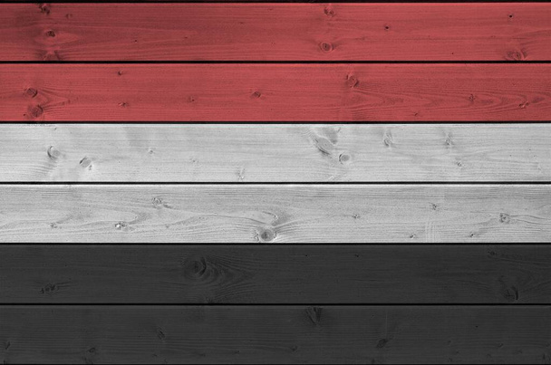 Bandera de Yemen representada en colores de pintura brillantes en la antigua pared de madera de cerca. Banner texturizado sobre fondo rugoso
 - Foto, imagen