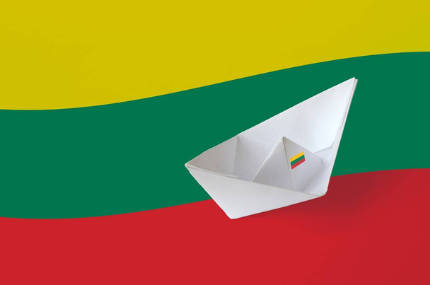 Litevská vlajka vyobrazena na papírové origami lodi detailní záběr. Orientální ruční umělecký koncept - Fotografie, Obrázek
