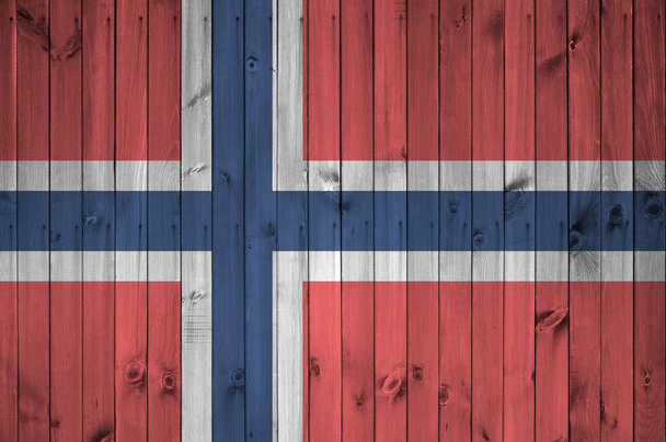 Bandeira da Noruega retratada em cores de tinta brilhante na parede de madeira velha perto. Banner texturizado em fundo áspero
 - Foto, Imagem