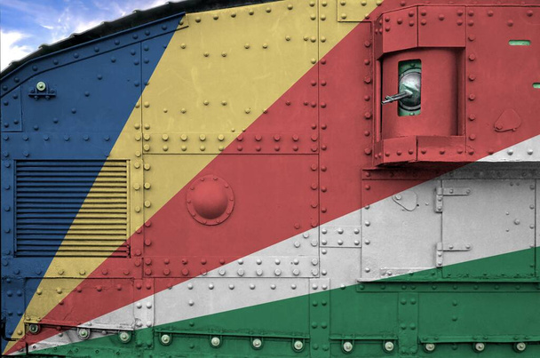 Drapeau des Seychelles représenté de près sur le côté d'un char blindé militaire. Forces armées arrière-plan conceptuel
 - Photo, image