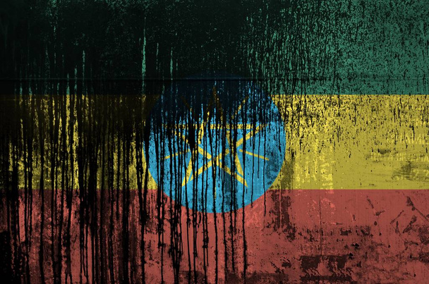 Flaga Etiopii przedstawiona w kolorach farby na starych i brudnych ścianach beczek olejnych z bliska. Baner teksturowany na szorstkim tle - Zdjęcie, obraz