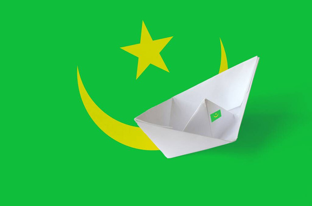 Kağıt origami gemisinde yakın plan Moritanya bayrağı tasvir edildi. Doğu el yapımı sanat konsepti - Fotoğraf, Görsel
