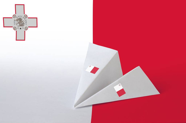 Maltan lippu kuvattu paperi origami lentokone. Itämainen käsintehty taiteen käsite
 - Valokuva, kuva