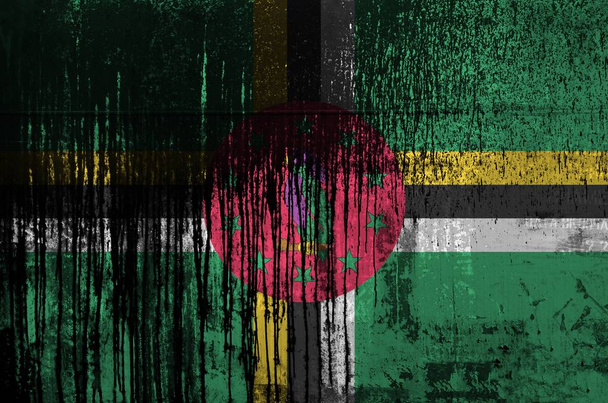 Flaga Dominiki przedstawiona w kolorach farby na starych i brudnych ścianach beczek ropy z bliska. Baner teksturowany na szorstkim tle - Zdjęcie, obraz