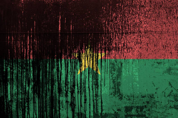 Burkina Faso zászló festett színek a régi és piszkos olajhordó fal közeli. Texturált banner durva háttér - Fotó, kép