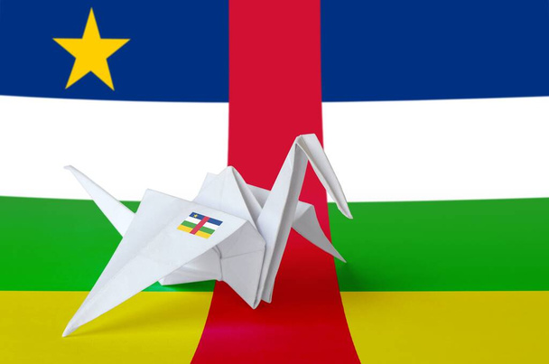 Keski-Afrikan tasavallan lippu kuvattu paperi origami nosturi siipi. Itämainen käsintehty taiteen käsite
 - Valokuva, kuva