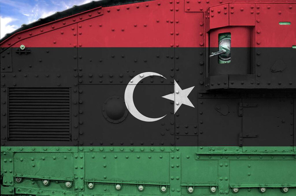Лівійський прапор, зображений на стороні військового броньованого танка, закривається. Військові сили концептуальне тло - Фото, зображення