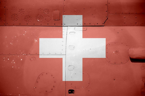 Drapeau de la Suisse représenté de près sur une partie latérale d'un hélicoptère blindé militaire. Forces armées avions arrière-plan conceptuel
 - Photo, image