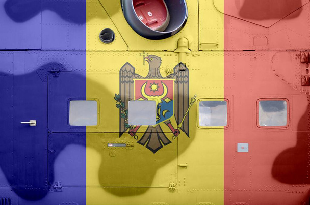 Drapeau de Moldavie représenté de près sur le côté d'un hélicoptère blindé militaire. Forces armées avions arrière-plan conceptuel
 - Photo, image