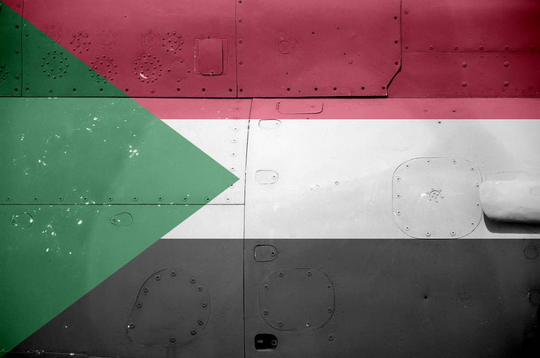 Drapeau du Soudan représenté de près sur le côté d'un hélicoptère blindé militaire. Forces armées avions arrière-plan conceptuel
 - Photo, image