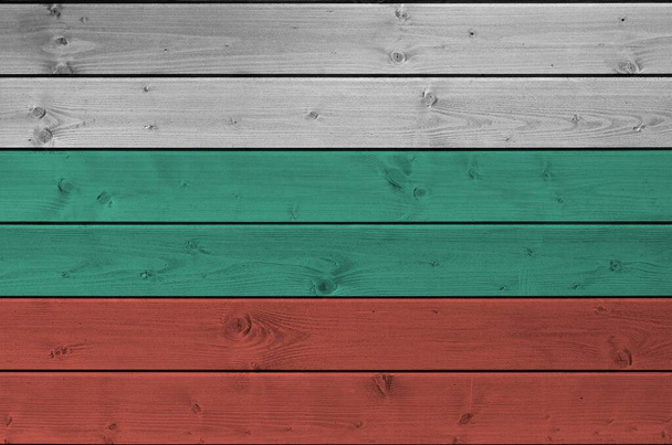 Bulgária zászló ábrázolt élénk festék színek régi fából készült fal közeli. Texturált banner durva háttér - Fotó, kép