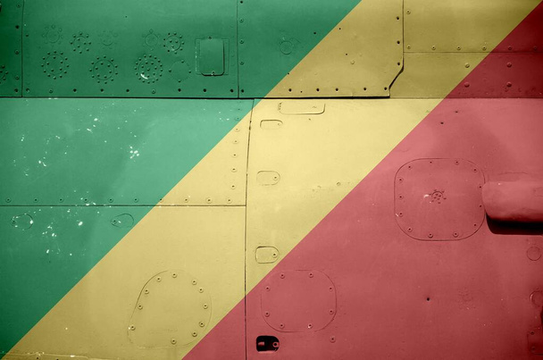 武装ヘリコプターの側面に描かれたコンゴの旗が閉じます。陸軍航空機の概念的背景 - 写真・画像