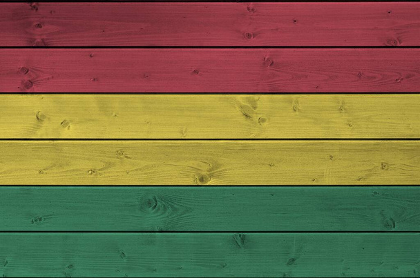 Bandera de Bolivia representada en colores de pintura brillantes en la vieja pared de madera de cerca. Banner texturizado sobre fondo rugoso
 - Foto, imagen
