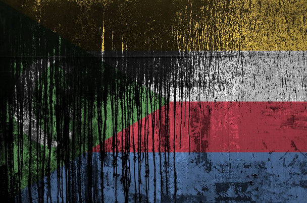 Bandera de las Comoras representada en colores de pintura en la pared del barril de petróleo viejo y sucio de cerca. Banner texturizado sobre fondo rugoso
 - Foto, Imagen