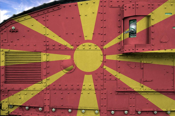 Drapeau de Macédoine représenté sur le côté d'une partie du char blindé militaire près. Forces armées arrière-plan conceptuel
 - Photo, image
