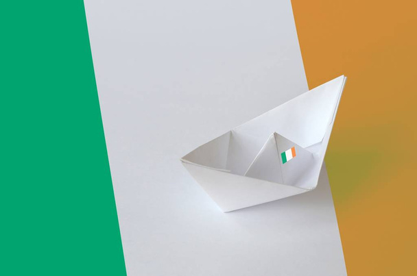 Bandera de Irlanda representada en papel origami buque primer plano. Concepto de arte artesanal oriental
 - Foto, Imagen