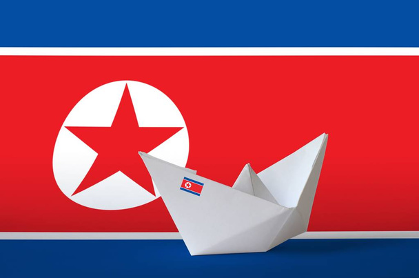 Észak-Korea zászló ábrázolt papír origami hajó közelkép. Keleti kézműves művészeti koncepció - Fotó, kép