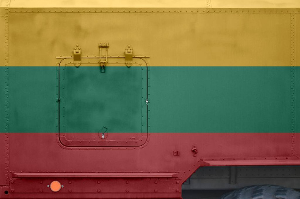 Drapeau de Lituanie représenté sur le côté d'une partie du camion blindé militaire de près. Forces armées véhicule arrière-plan conceptuel
 - Photo, image