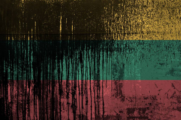 Drapeau de Lituanie représenté en couleurs de peinture sur vieux et sale mur de baril d'huile près. Bannière texturée sur fond rugueux
 - Photo, image