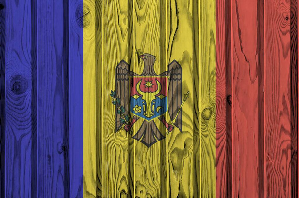 Μολδαβία σημαία απεικονίζεται σε φωτεινά χρώματα χρώμα στο παλιό ξύλινο τοίχο από κοντά. Υφή banner σε πρόχειρο φόντο - Φωτογραφία, εικόνα