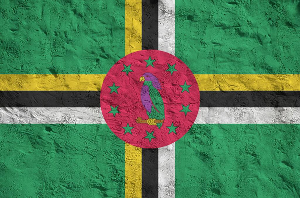 Dominikánská vlajka vyobrazená v jasných barvách na staré plastové stěně zblízka. Texturovaný nápis na hrubém pozadí - Fotografie, Obrázek
