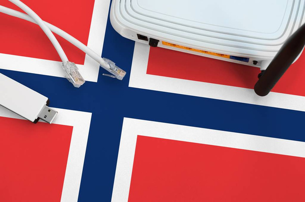 Bandeira da Noruega retratado na mesa com internet cabo rj45, adaptador wi-fi USB sem fio e roteador. Conceito de ligação à Internet
 - Foto, Imagem