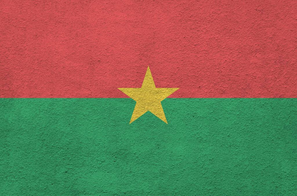 Burkina Faso zászló ábrázolt élénk festék színek a régi megkönnyebbülés vakolat fal közeli. Texturált banner durva háttér - Fotó, kép