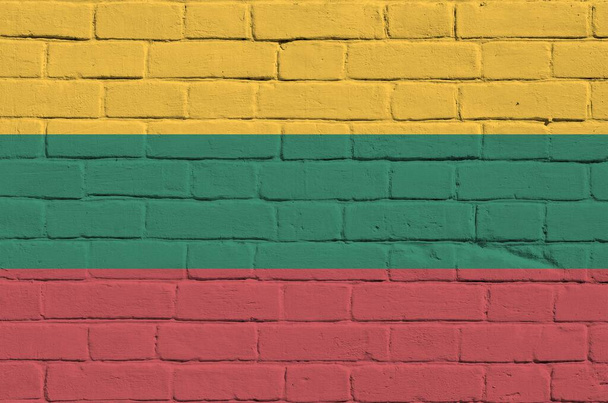Drapeau de Lituanie représenté en couleurs de peinture sur un vieux mur de briques. Bannière texturée sur grand fond de maçonnerie murale en brique
 - Photo, image