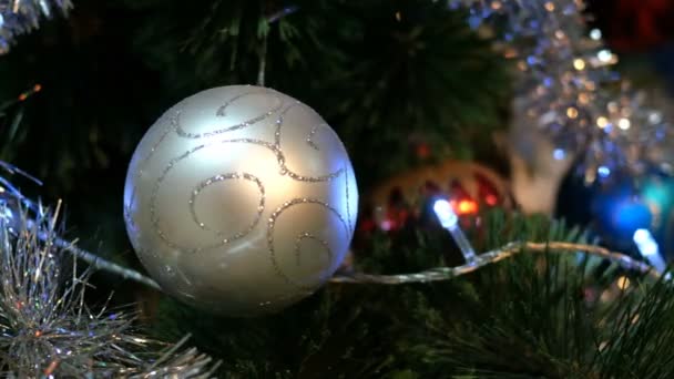 Árbol de Navidad decorado. Juguetes de Navidad y bolas de colores, luces intermitentes en una guirnalda. Enfoque selectivo
. - Metraje, vídeo