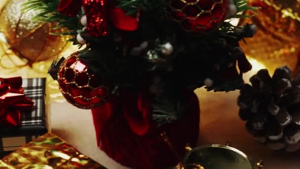 クリスマスのお祝いの装飾セット。クリスマスライトとギフトボックス。ドリー・スライダー・ショット4k - 映像、動画