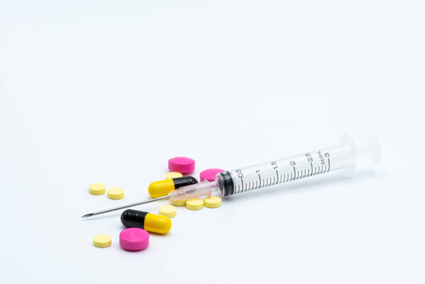 Pill and syringe - Fotoğraf, Görsel
