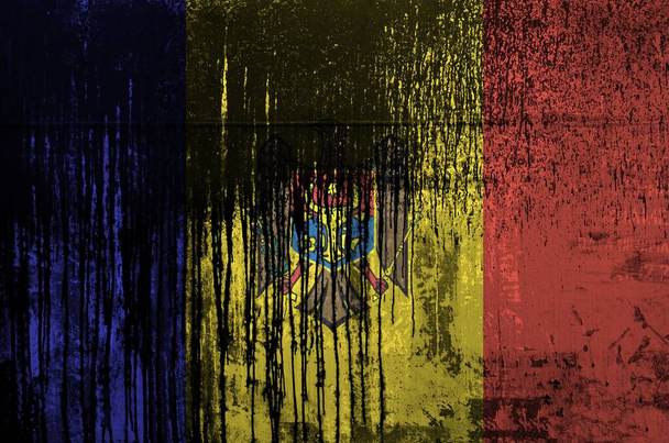 Μολδαβία σημαία απεικονίζεται σε χρώματα χρώμα σε παλιά και βρώμικο τοίχο βαρέλι πετρελαίου κοντά. Υφή banner σε πρόχειρο φόντο - Φωτογραφία, εικόνα