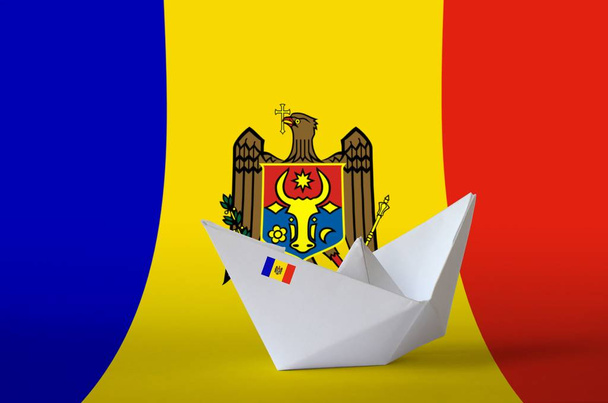 Σημαία Μολδαβίας απεικονίζεται σε χαρτί origami πλοίο closeup. Ανατολίτικες χειροποίητες τέχνες - Φωτογραφία, εικόνα